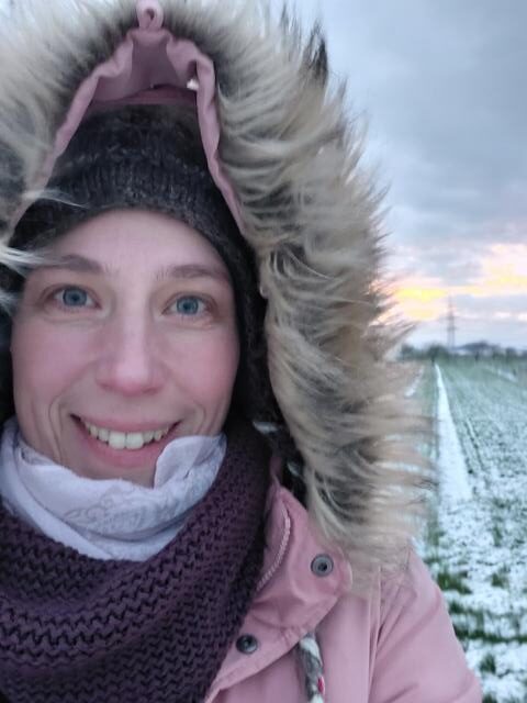 Sara winter Sara mit Kapuze im Winter