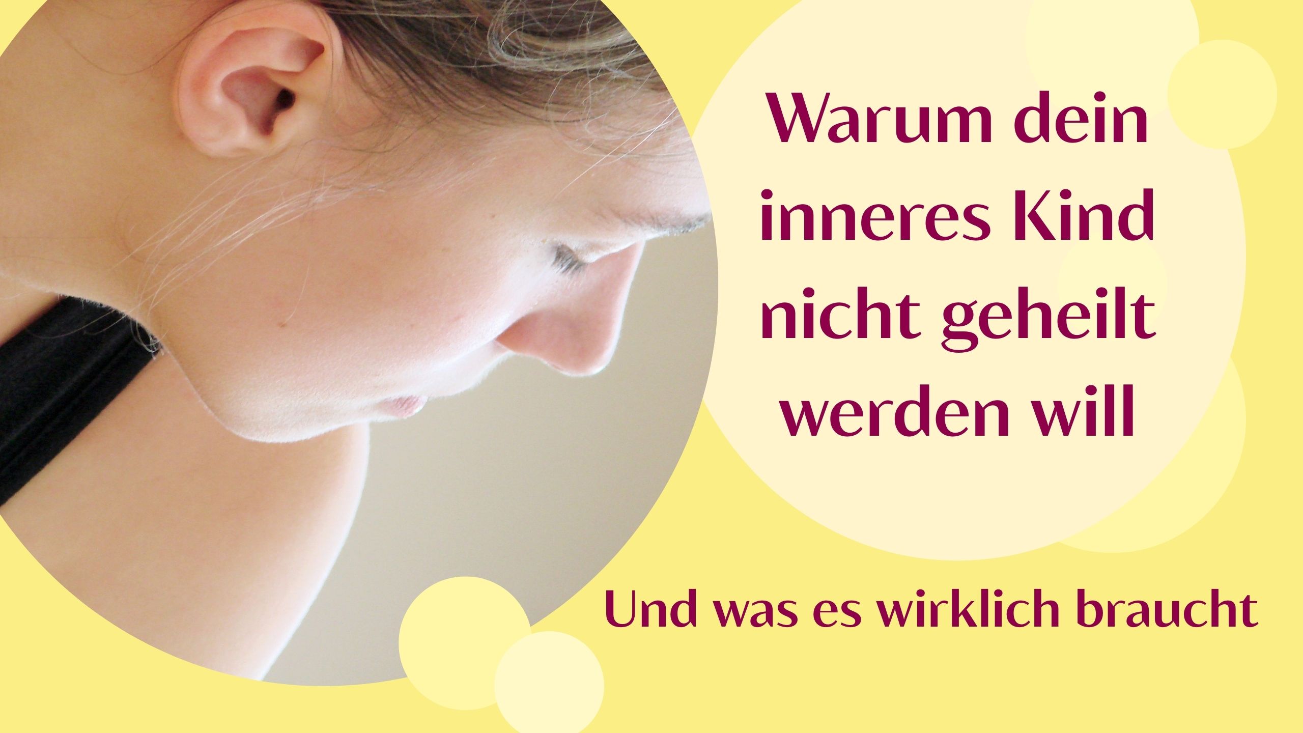 Sara schaut weg von der Kamera, in sich gekehrt mit geschlossenen augen, Gelber Hintergrund, Titel: Warum dein inneres Kind nicht geheilt werden will und was es wirklich braucht