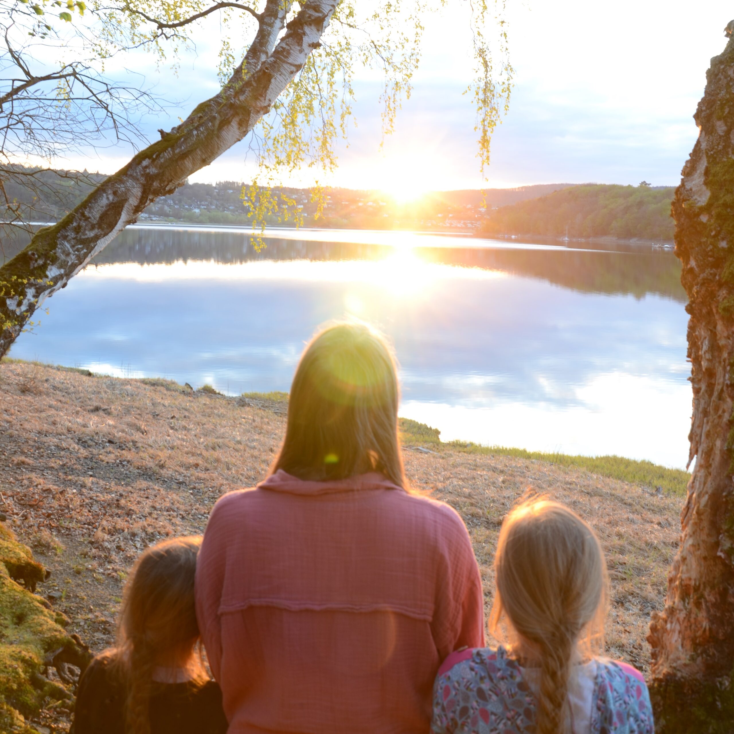Sara sitzt am see mit ihren Kindern