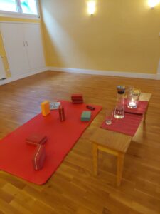 Matte mit Sitzblöcken und Bank als Tisch umfunktioniert