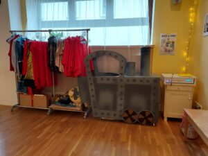 selbstgebaute Lokomotive und kostüme im Tanzstudio