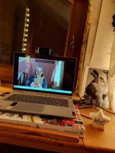 Sara vor dem Zoom Bildschirm