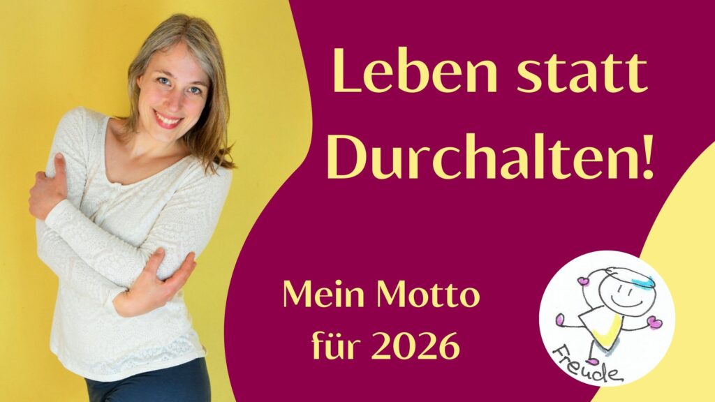 Sara lächlet und steht mit überkreutzen Armen selbstbewusst im Bild. Sketchnote mit freudiger Figur